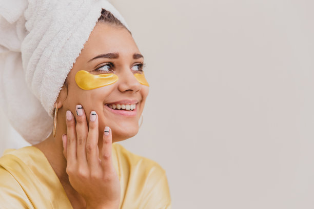 这是一幅美女在洗澡后用毛巾敷在头上的特写照片，她用眼罩遮住了眼角的皱纹和黑眼圈。图片下载