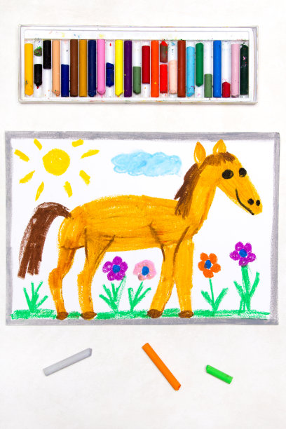 色彩斑斓的图画:牧场上可爱的微笑的马图片下载