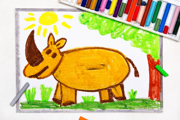 色彩斑斓的图画:森林里可爱微笑的犀牛图片下载