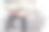 一对漂亮的年轻人。爱的人们捧着杯子，妻子把头靠在她的肩膀上。在看电视的时候。坐在家里的沙发上。图片下载