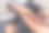 年轻幸福的夫妇坐在室内沙发上看电视的照片。妻子手里拿着一个杯子，这是一个男人的安慰。图片下载