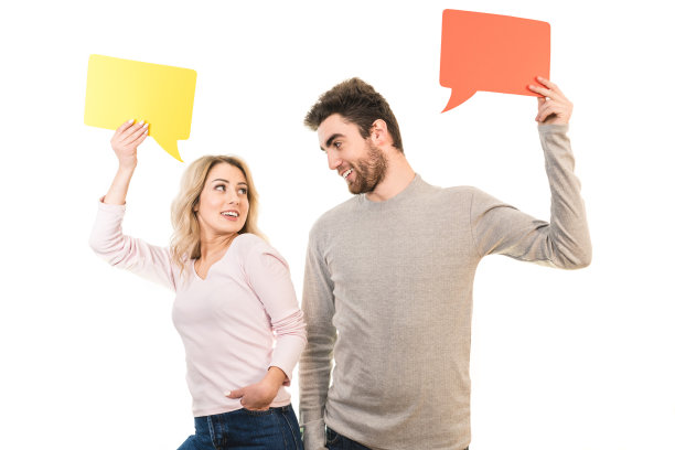 这对幸福的夫妇在白色的背景上举着一个对话标语图片下载