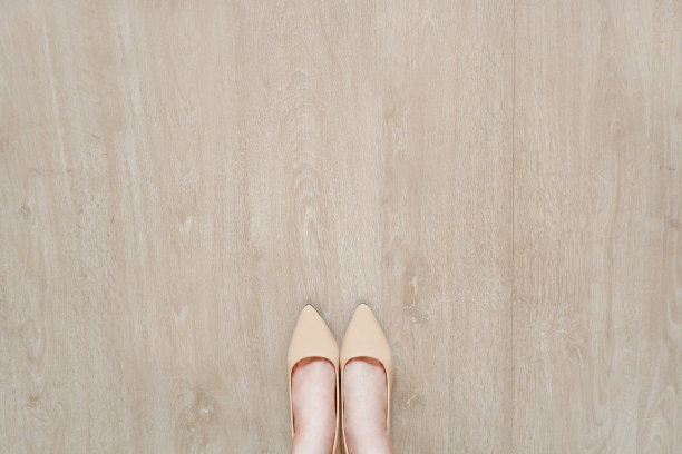 美丽的商业女人穿着米色中等高跟鞋在木地板上。时尚配饰鞋自拍概念。女性穿裸鞋(鞋类)在木制背景与拷贝空间，顶视图。图片下载
