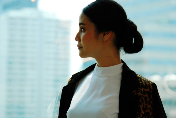 美丽的商业女人微笑肖像和首都写字楼背景。图片下载