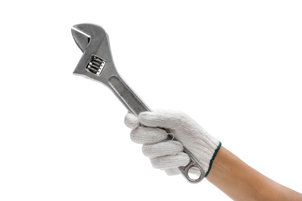 工人手持扳手孤立在白色背景切割路径上。图片下载