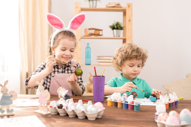 兄弟姐妹准备复活节图片下载