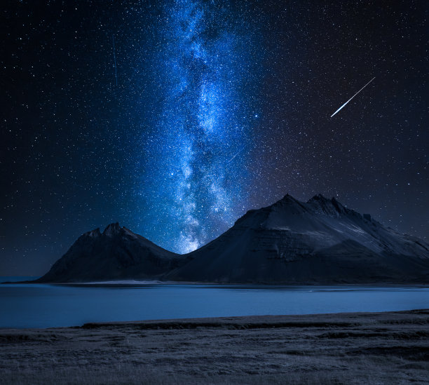 银河越过冰岛海边的山脉图片下载