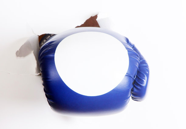 一只蓝色的拳击手套穿了洞。图片下载