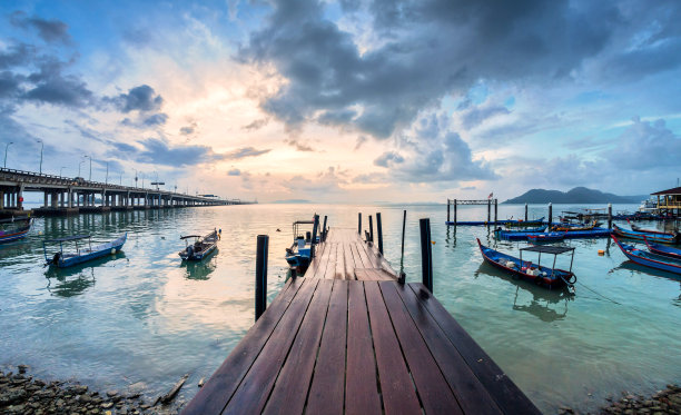 木桥观日出或日落背景素材图片