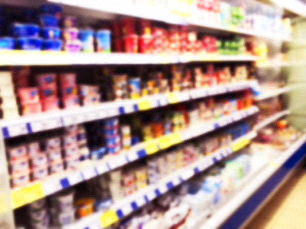 抽象模糊超市和百货公司的冰箱。室内购物中心散焦背景。业务的食物。散景光背景。模糊的超市。饮料区概念图片下载