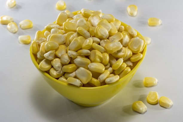 黄色碗里的新鲜玉米图片下载