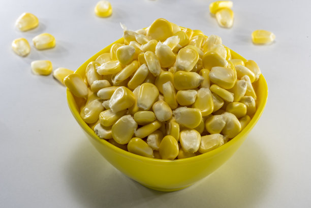 黄色碗里的新鲜玉米图片下载