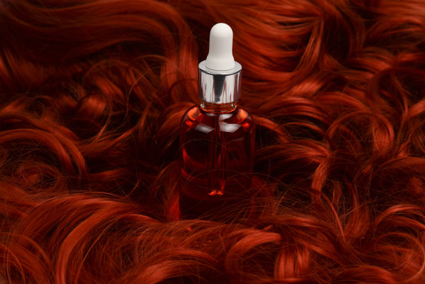 适用于红头发妇女的油发治疗。水疗、美容美发。现代水疗沙龙的护发。图片下载