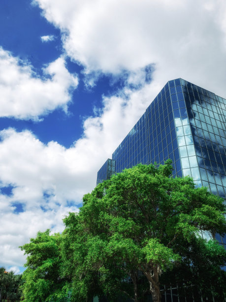 美丽日子里的玻璃建筑图片下载