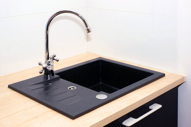 现代公寓厨房里的水槽和水龙头。家用电器图片下载