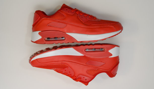 在白色的背景上，特写，红色的运动鞋，一个白色的鞋底，有一个阴影图片下载