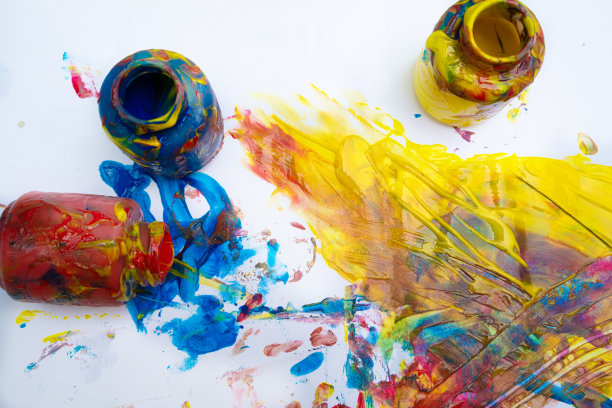 手指在一张白纸上画着蓝色、红色和黄色。创造性儿童发展在幼儿园或空闲时间在家图片下载