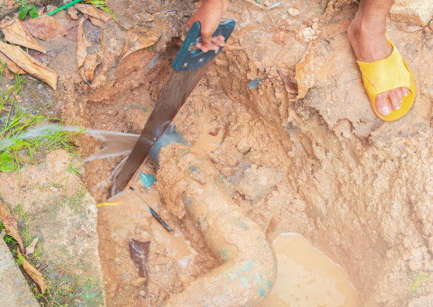 水管工正在修理和锯地板上的泥土用切锯图片下载