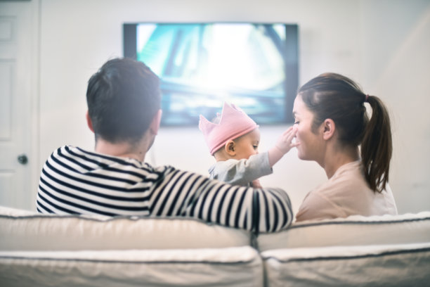 一家人一边看电视一边和孩子玩图片下载
