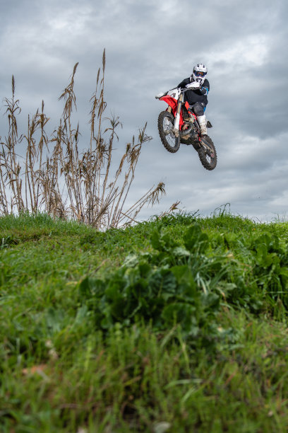耐力长跑骑车者图片下载