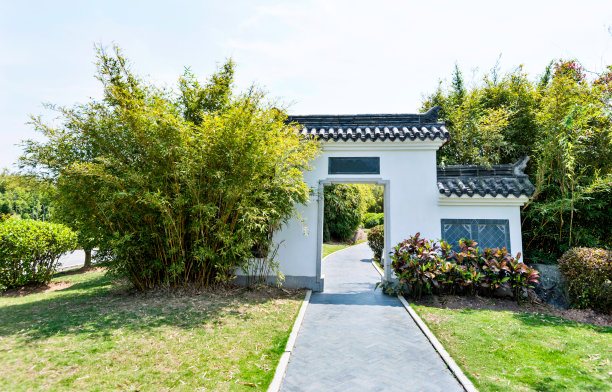 中式门在花园里图片下载