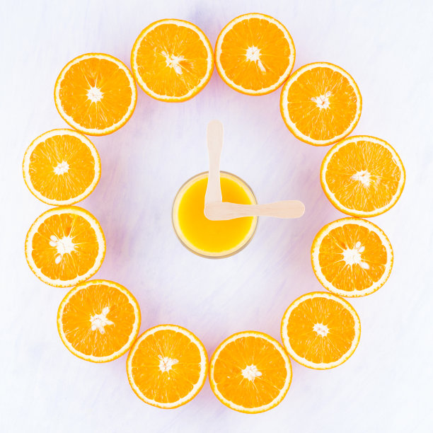 水果拨号。创意时钟的想法来自一半的橙子水果。柑橘手表、概念。白色背景上对半的橙子。俯视图图片下载