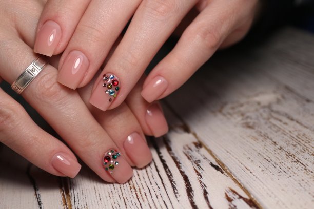 华丽的美甲，深紫色的嫩色指甲油，特写照片。图片下载