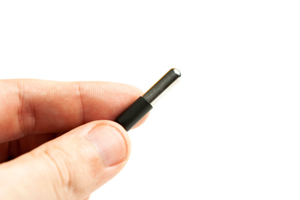 Usb数字温度传感器的手隔离白色。控制环境温度的传感器。图片下载