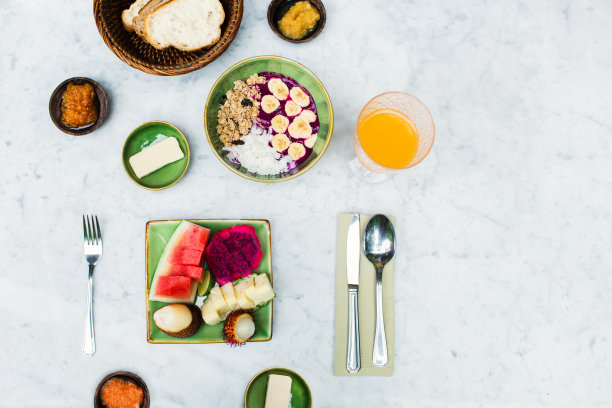 大理石餐桌上的健康早餐。图片下载