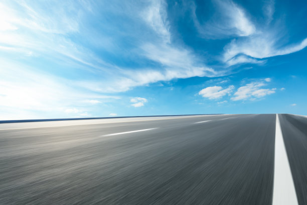 运动模糊了柏油路地面和天空的云朵图片下载