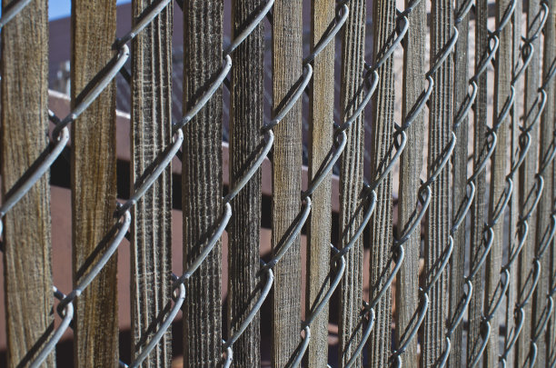 木条用铁链连接篱笆图片下载