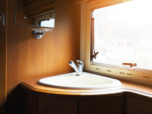 老式浴室中的洗手盆图片下载