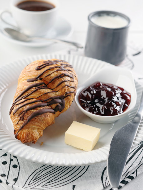 法式早餐，有牛角面包、黄油、酸奶、果酱和咖啡图片下载