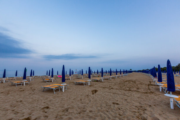 傍晚的海滩上，空荡荡的躺椅图片下载