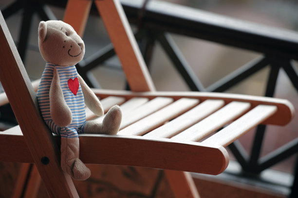 木椅花园中的玩具羊毛熊图片下载