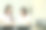 可爱的学生穿着制服，用笔记本电脑工作图片下载
