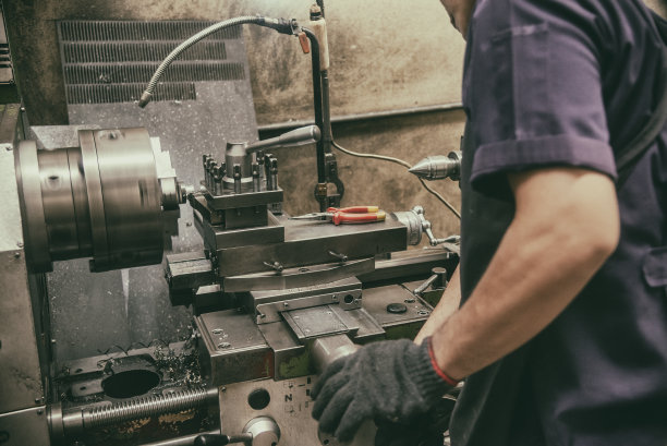 熟练的操作人员在老式场景下使用车床。图片下载