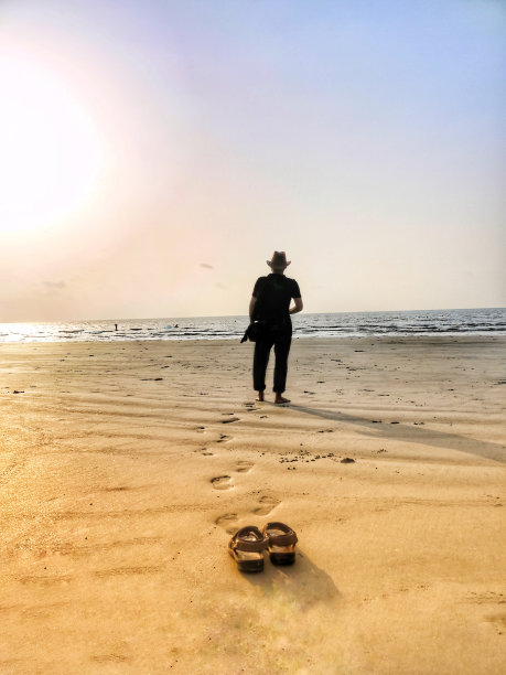 在沙滩上留下脚印图片下载