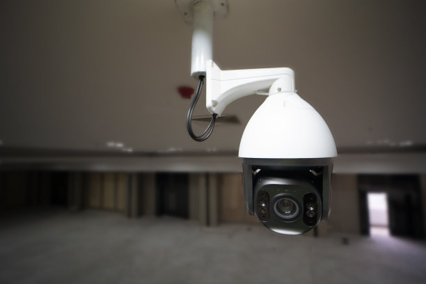 墙上挂着现代闭路电视摄像头。图片下载