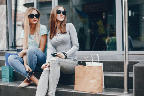 城市里拎着购物袋的可爱女孩图片下载