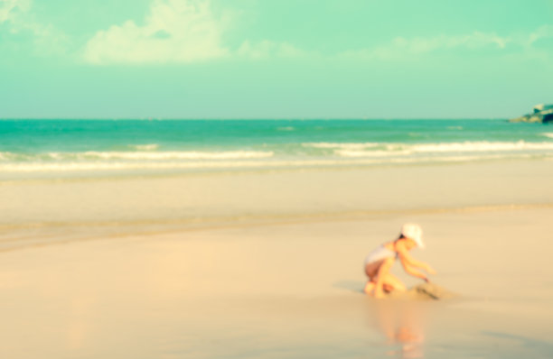 模糊的热带海滩与儿童玩的背景图片下载