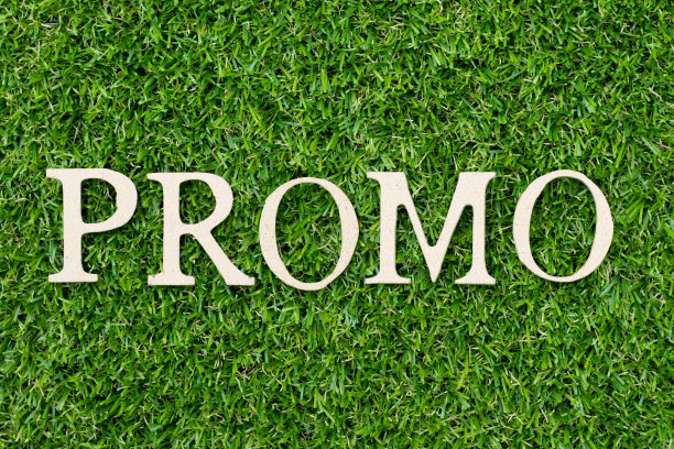 木字母字母在字推广上绿色的草的背景图片下载