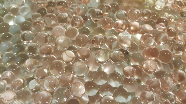 特写镜头与选择焦点闪闪发光或彩色水球水凝胶。图片下载