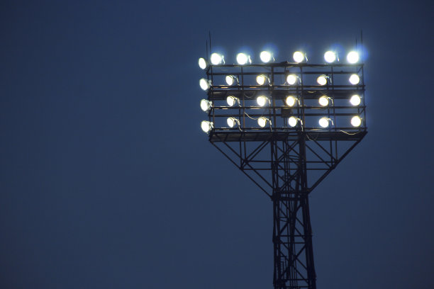 比赛时，聚光灯照亮了足球场。体育馆照明设备图片下载