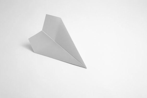 粉彩背景上的纸飞机。最小的平面铺设学校概念。图片下载