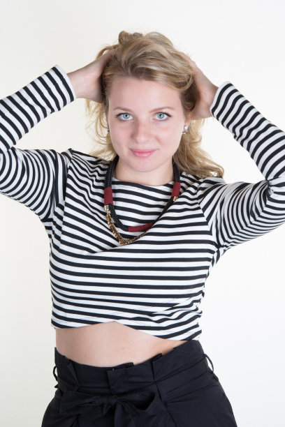 一个年轻漂亮的女人微笑的肖像图片下载