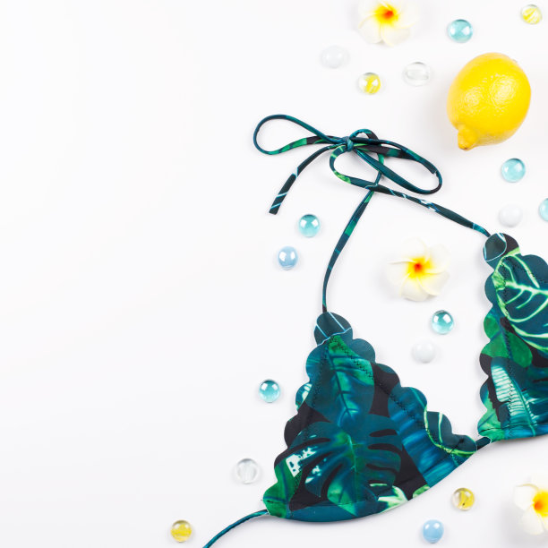 女式比基尼泳装，草帽，鲜花和水果，平面设计，复制空间。旅游的概念图片下载