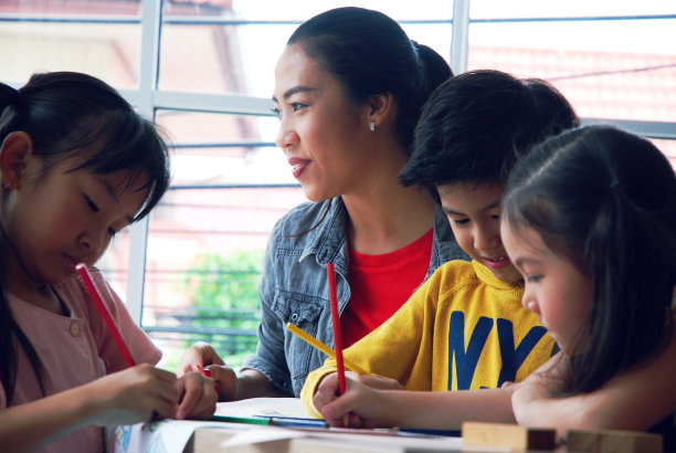 孩子们在假期的周末学习在白纸上画画。图片下载