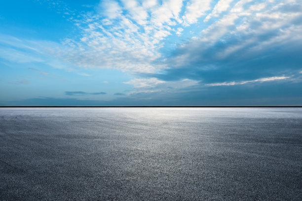 沥青赛道和美丽的天空云图片下载