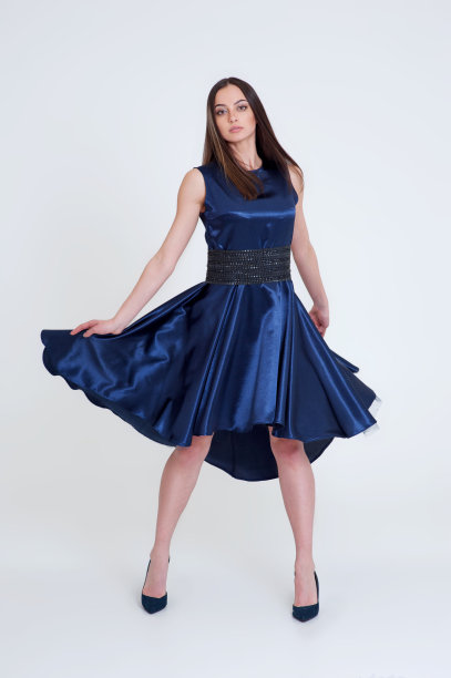 一个穿着蓝色长裙的漂亮女孩的肖像图片下载